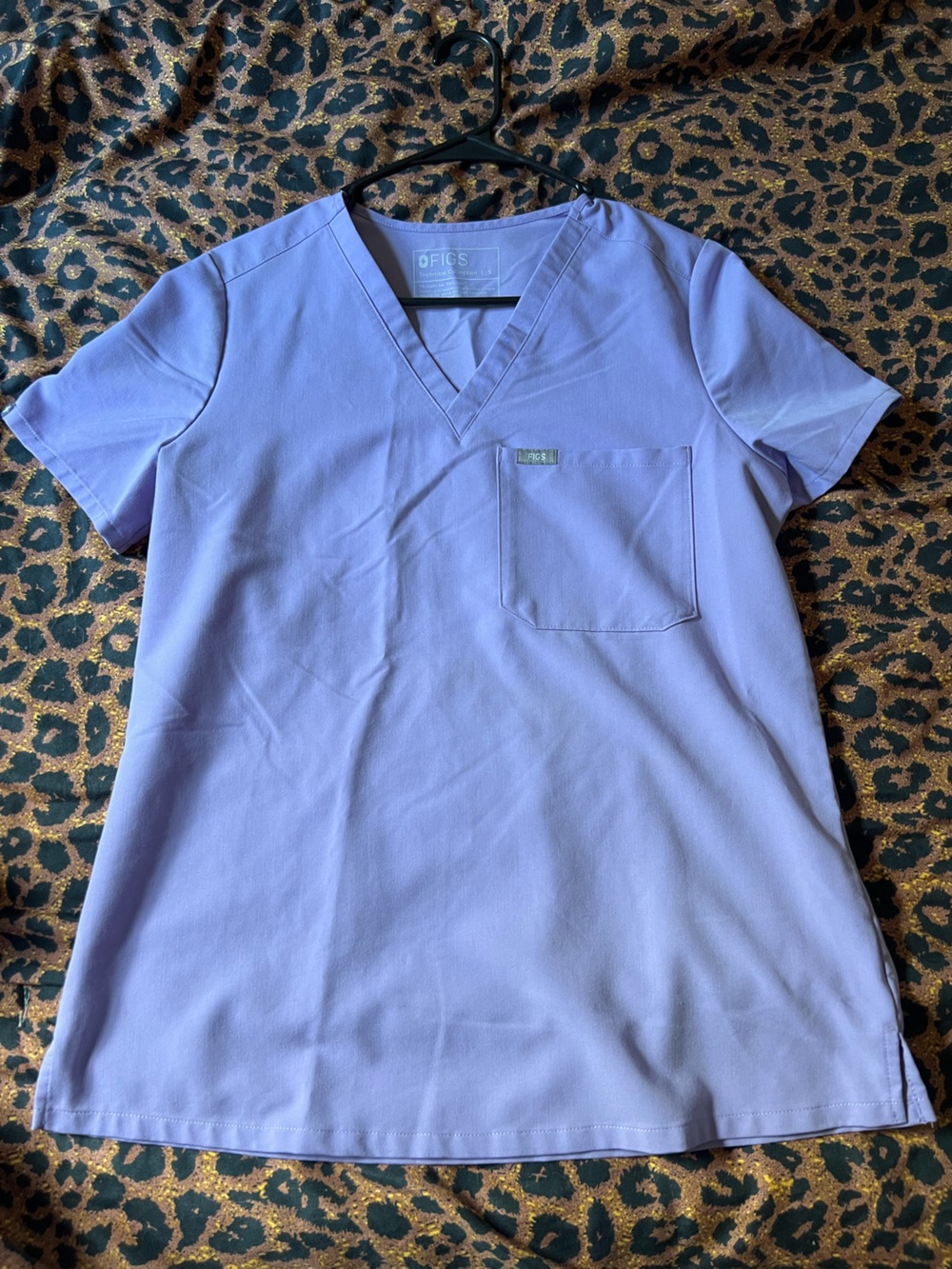 FIGS Women’s Catarina One Pocket Scrub Top -Lavender Dew